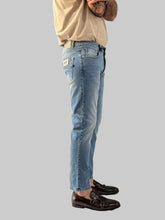 Carica l'immagine nel visualizzatore di Gallery, JEANS SLAY MU64